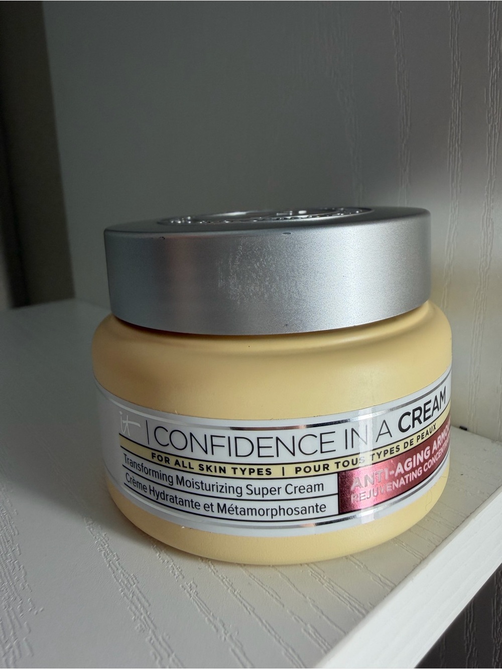 it cosmetics Confidence in a Cream - Yellow Jar with Silver Lid